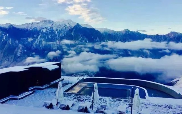 Wolken füllen die Täler rund um die Anlage