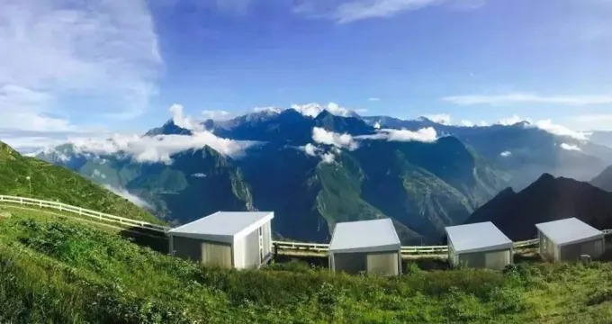 Eine kurvige Bergstraße im Westen Sichuans