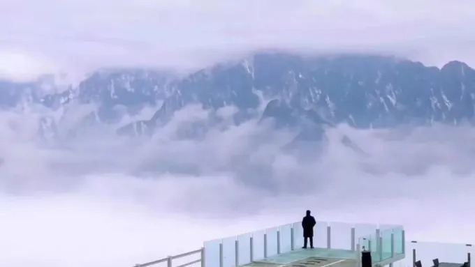 Bergabhänge und Wolkenbänke am Touch Cloud Resort