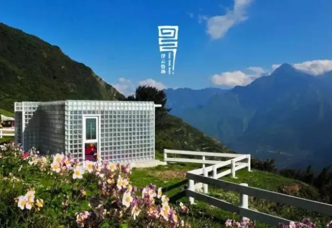 Ein Glasbalkon mit Blick auf Bergrücken