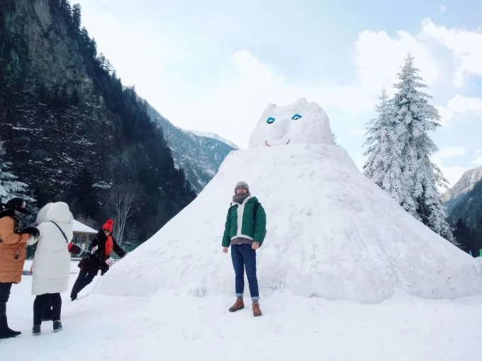 畢棚溝の冬の雪で作られた大きな雪だるま