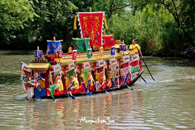 Prunkvoll verzierte Drachenboote, versammelt zum Jiangcun-Fest im Xixi-Feuchtgebiet