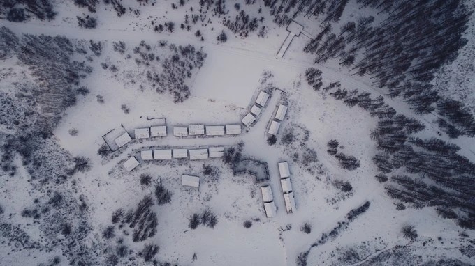 Leere Kulissenhäuser unter tiefem Schnee in der Bailang-Schlucht