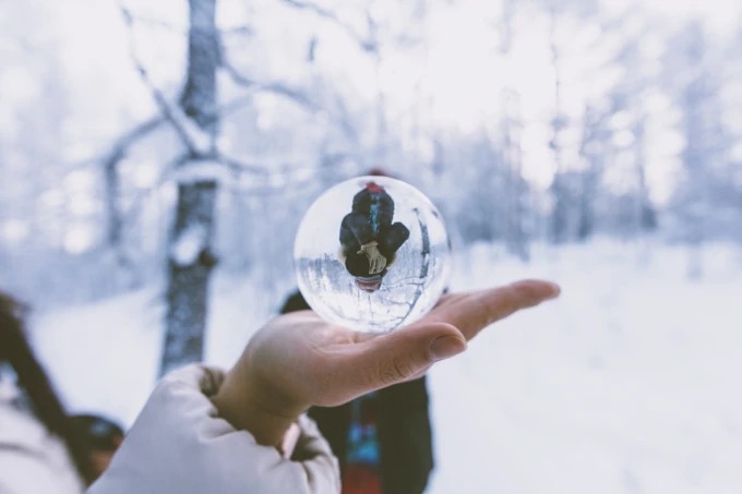 Besucher in Winterkleidung beim Gehen durch tiefen Schnee