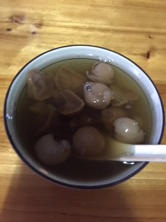 Schalen mit süßer Suppe bei 24 Buildings Sweet Soup in Qiaogang