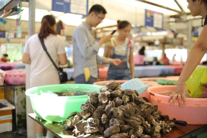 Puestos de productos del mar en el mercado de Nanwan