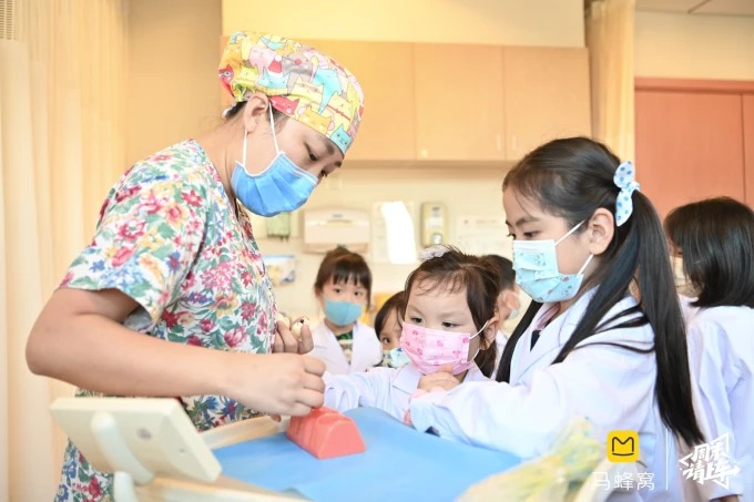 互いの歯をチェックする子どもたち