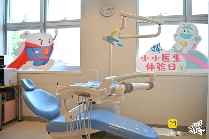 歯科の器具を見る子どもたち