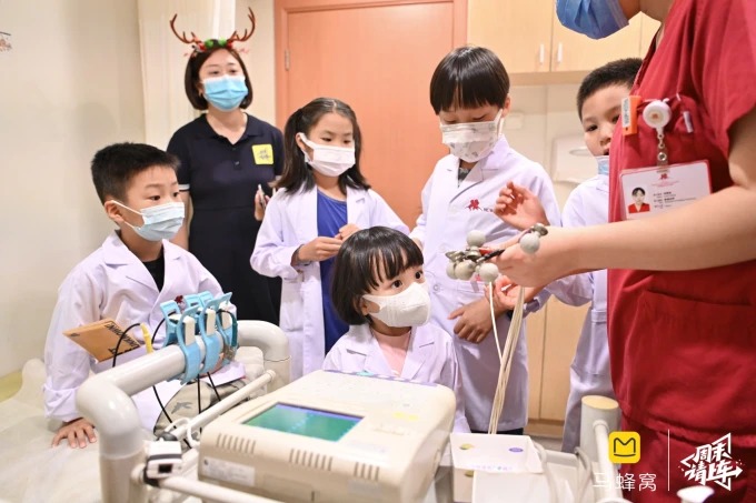 模型で臓器について学ぶ子どもたち