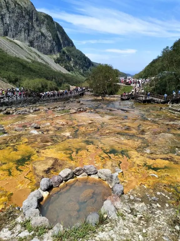 Suelo teñido por minerales en la zona termal
