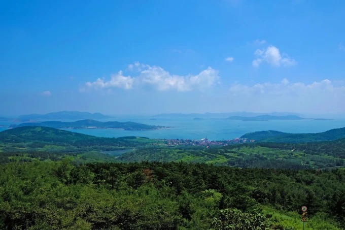 View over Daheishan’s green hills and surrounding sea