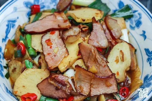 Cerdo curado con bambú en el recorrido gastronómico
