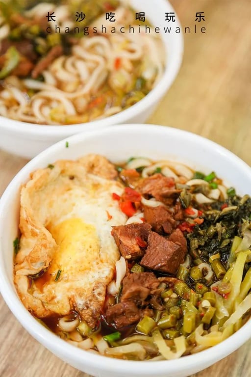 Cuencos de fideos de arroz de Changsha con coberturas