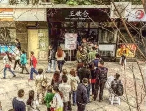Fachada en tonos crema de una pastelería-café de Chengdu