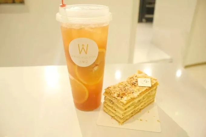 Té servido junto a una milhoja