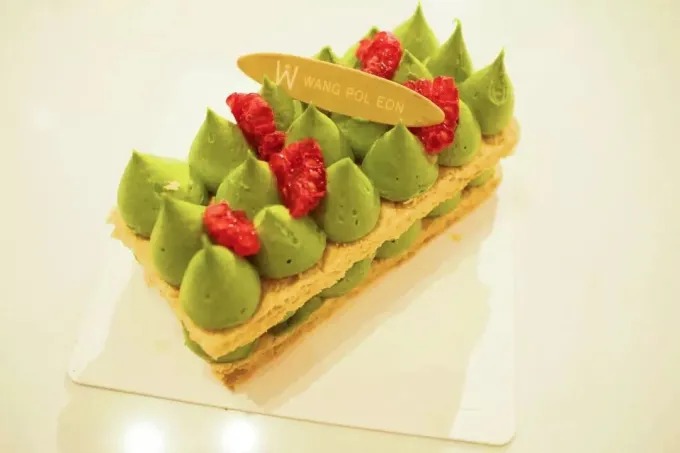 Napoleón de matcha con frambuesa de guarnición