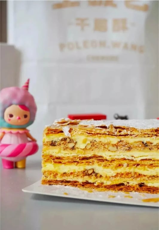 Napoleón clásico de hojaldre con superficie de azúcar caramelizada