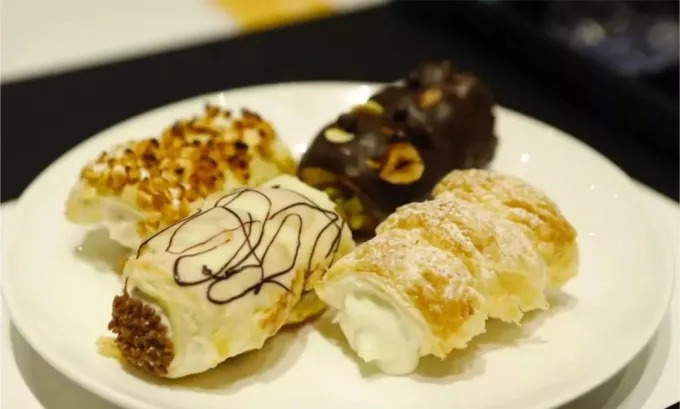Rollo Napoleón con nata y azúcar caramelizado