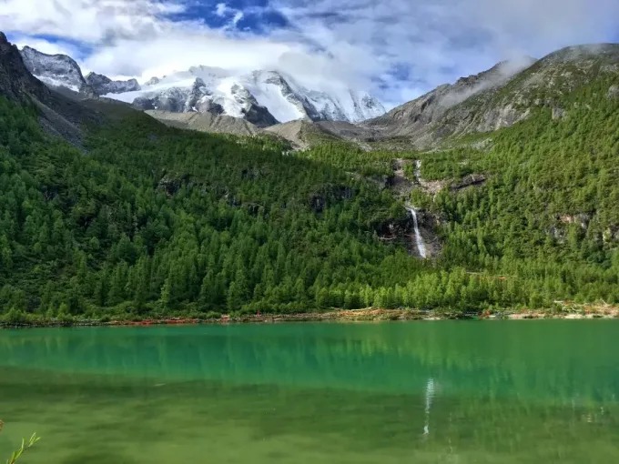 ヤラ山の下のヤラ・ヨウツオ湖