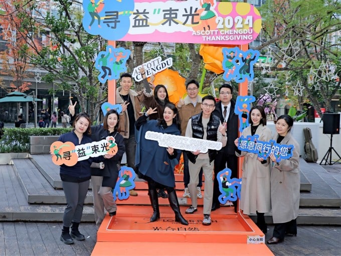 Stände eines Wohltätigkeitsmarkts im Chengduer Stadtbezirk Gaoxin