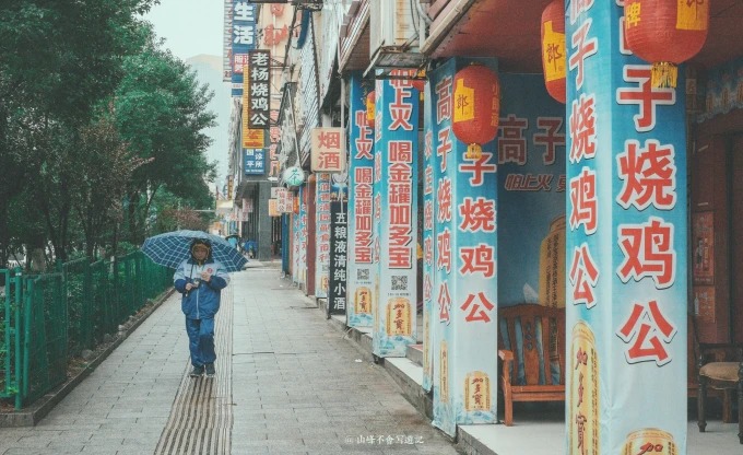 Ein scharfes Hähnchengericht auf dem Tisch eines Restaurants in Chenzhou