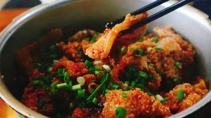 Steamed pork with rice powder served over sweet potato