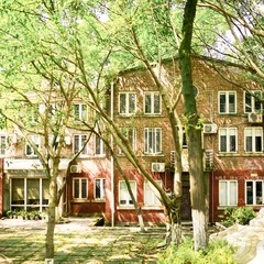 Straßenszene nahe dem alten Campus des Sichuan Fine Arts Institute