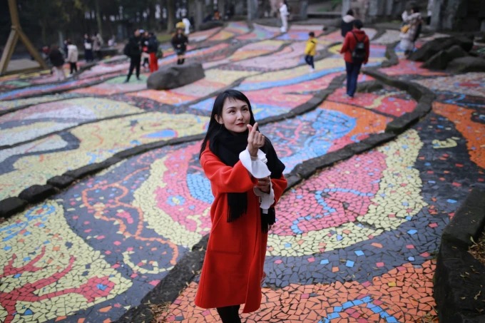 Grüne Campuslandschaft am Sichuan Fine Arts Institute Huxi