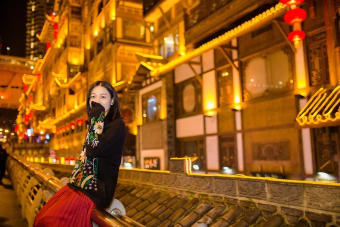 Hongyadongs Stelzenbauten bei Nacht beleuchtet