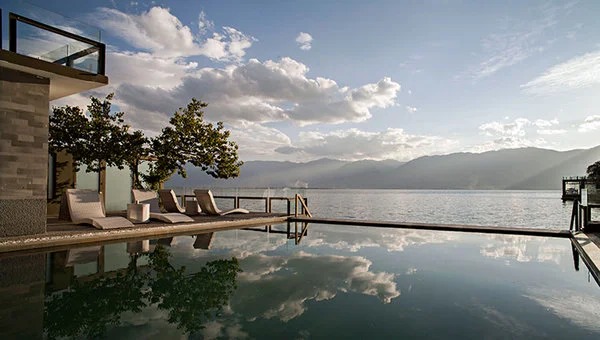Pool und Seeblick im Guishu in Shuanglang