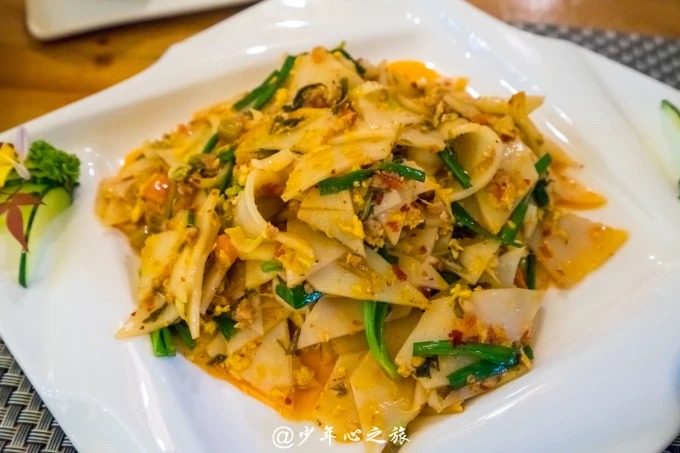 Erkuai salteado, um prato de bolo de arroz de Yunnan