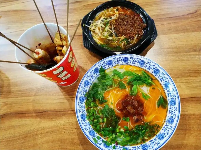 Noodles de arroz com frango frio