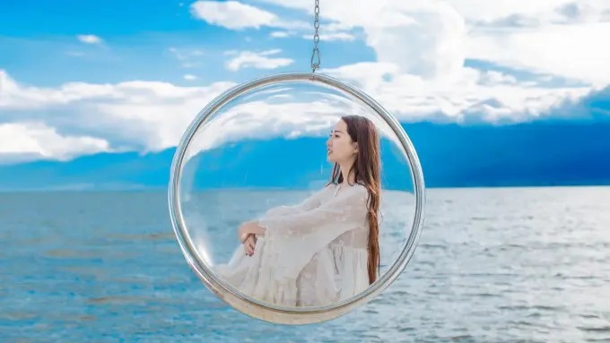 Mesa branca e esfera de vidro como adereços fotográficos em Majiuyi, no lago Erhai