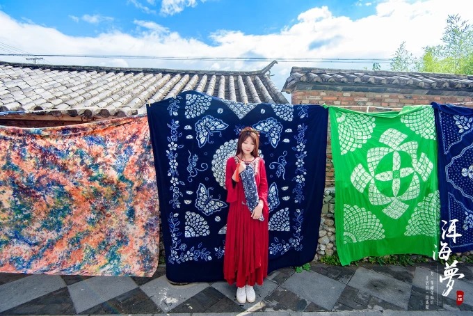 Pano de tingimento com amarras azul e branco pendurado na aldeia de Zhoucheng