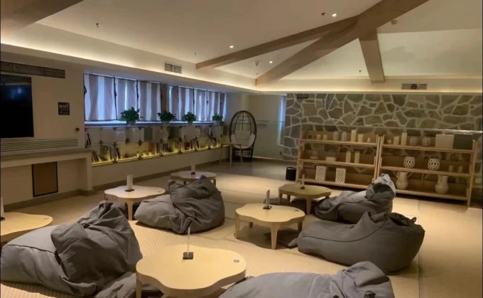 Minimalistisches Interieur eines Badehauses in Dalian