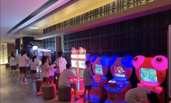 Espaço de refeições e lazer numa casa de banhos de Dalian