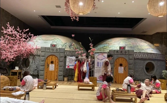 Área de fotografias com trajes tradicionais num balneário