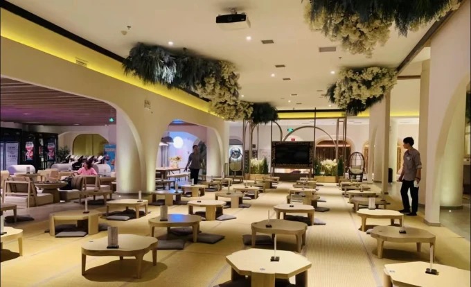 Interior de casa de banhos com azulejos claros e piscinas