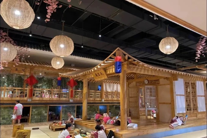 Sala de suor com detalhes arquitetónicos de estilo coreano
