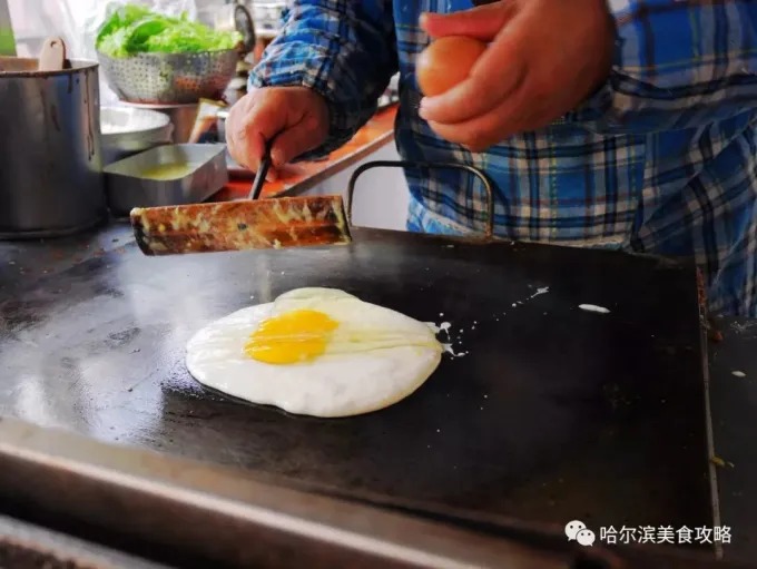 A panqueca espalhada fina antes de ser virada