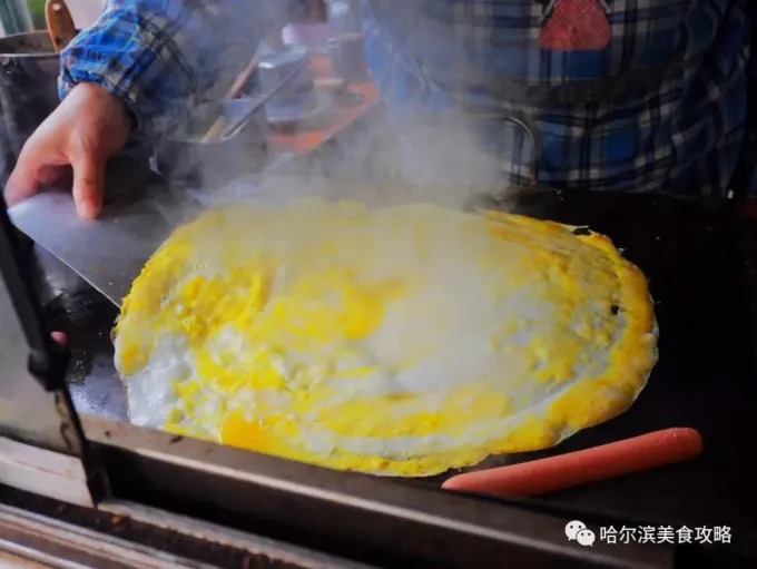 Um jidan guozi pronto, embrulhado e a postos para comer