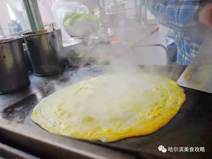 Pincelar o molho de pasta de sésamo na panqueca