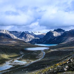 ダオチェン県の岩の間に広がる高原の湖