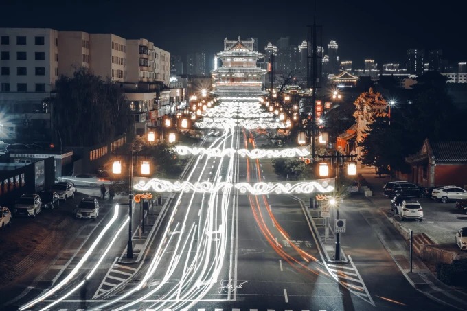 Stadttor in Datong bei Nacht