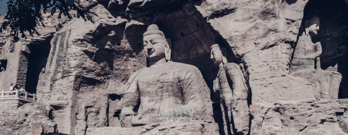 Sitzende Buddhastatue in den Yungang-Grotten bei Datong