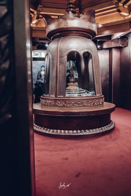 Kupferstatuen im unterirdischen Palast