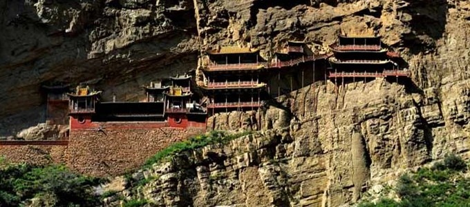 Estrada e paisagem de vale perto do Monte Hengshan e do Templo Xuankong