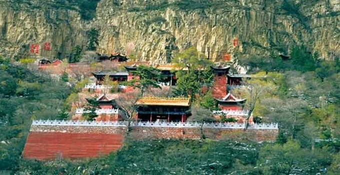 Trilho e parede rochosa no Monte Hengshan