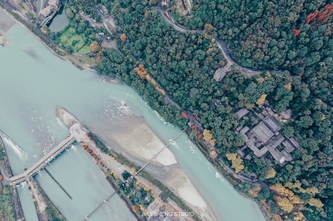 Luftaufnahme der Fischmaul-Wasserableitung in Dujiangyan