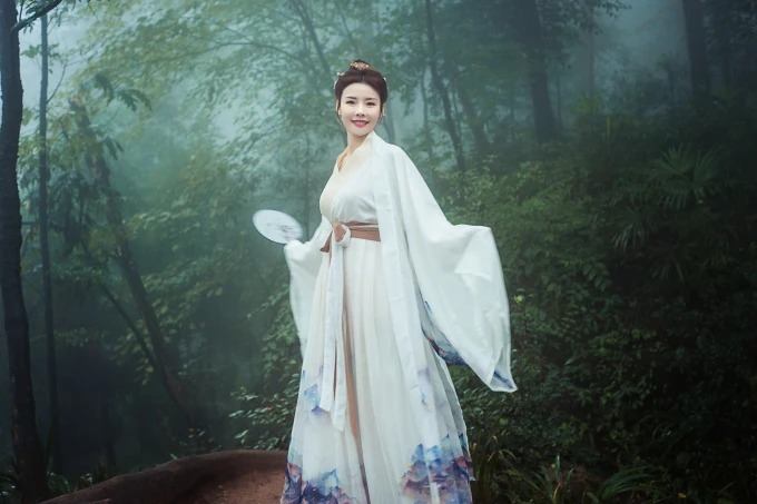 칭청산의 푸른 능선과 절 지붕